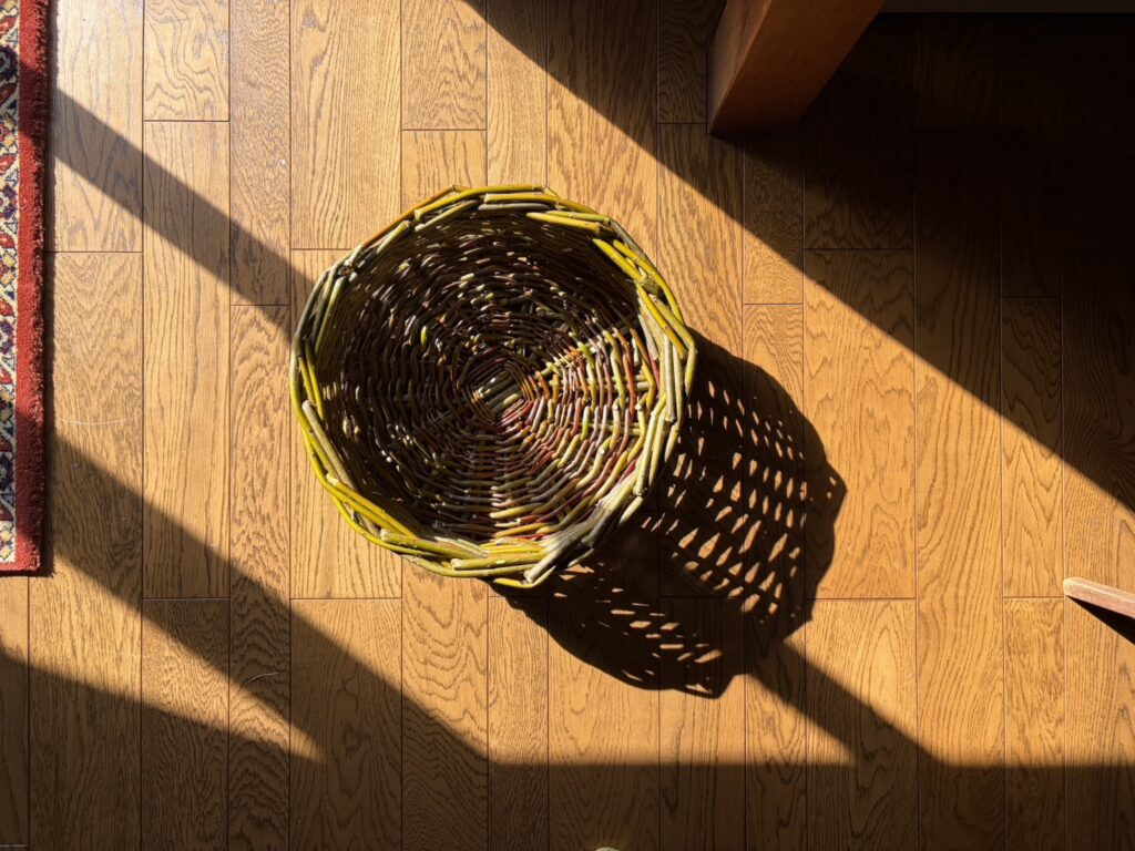 「ヤナギのカゴ」_たんざわさちよの暮らしの一品_エントリエマガジン