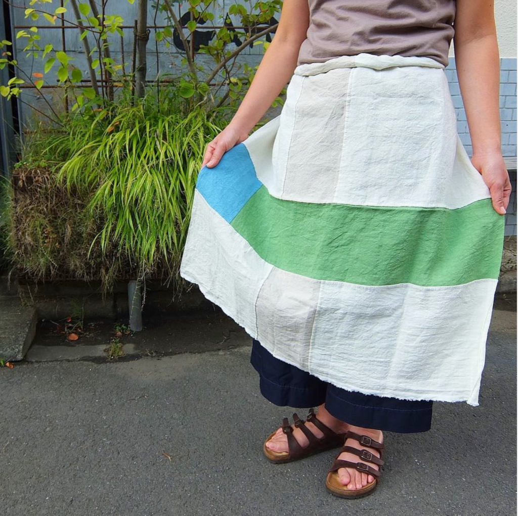 麻布を縫い合わせたふろしきのエプロン