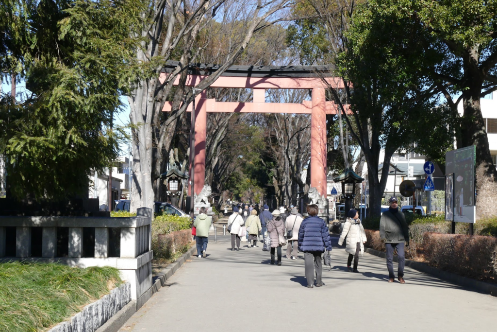 氷川神社の参道に続く鳥居