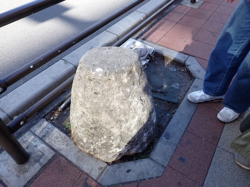 謎のコンクリートの塊