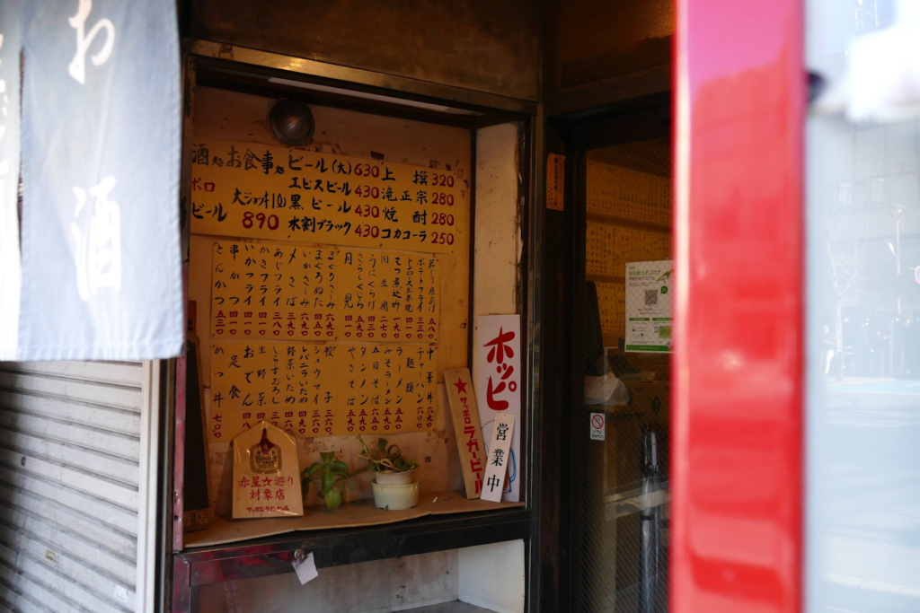 手書きのメニューがずらりと並ぶ。値段もお安い。