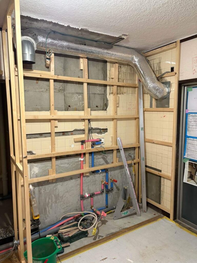 引き写真のキッチン換気扇からダクトを通した様子