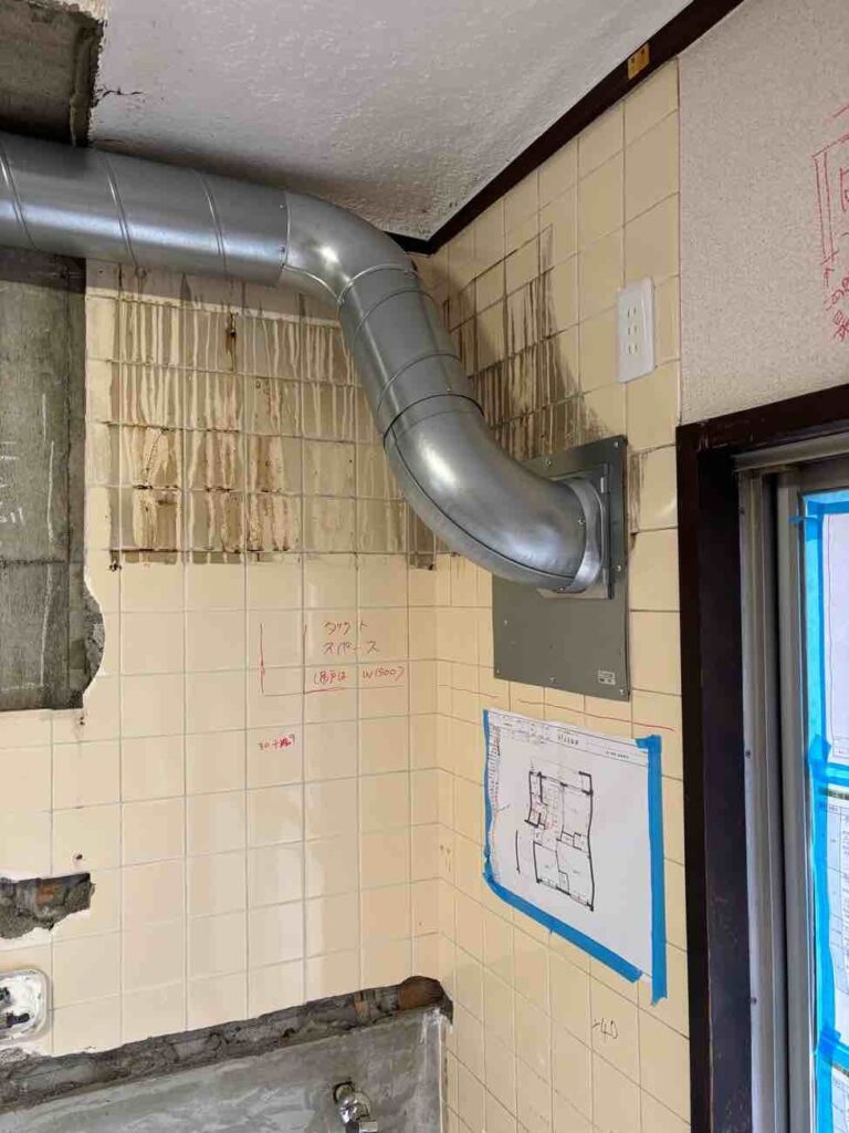 キッチン換気扇からダクトを通した様子
