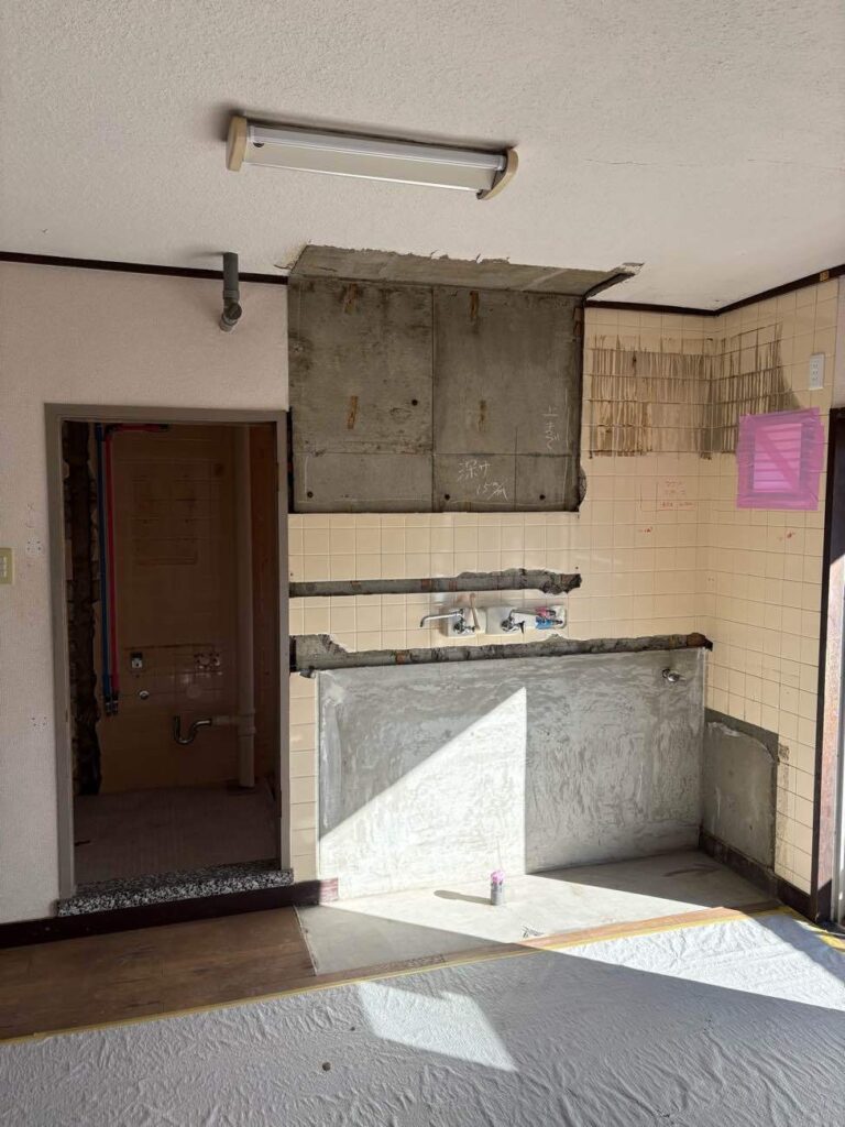 キッチンを解体して何もない様子