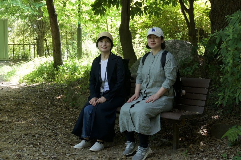 木陰に座るふたり_sabotens まちのミカタ
