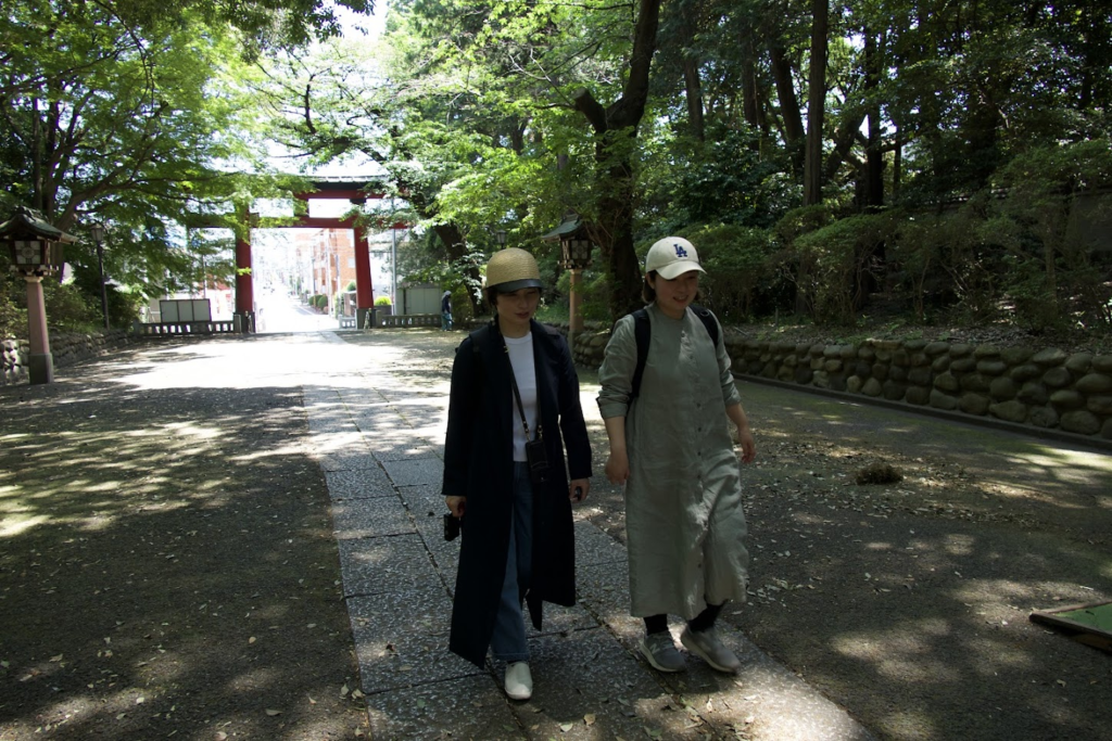 じんんじゃを歩く二人_sabotens まちのミカタ