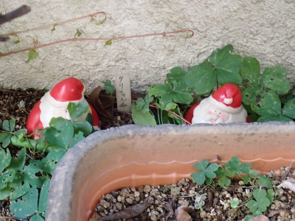 庭に置かれたサンタクロース