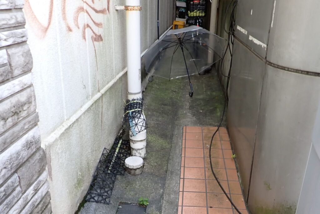 路地には傘や猫よけが設置されている