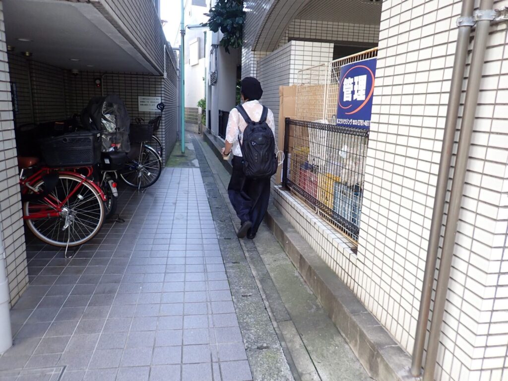 細い公道を抜けるゆきえちゃん