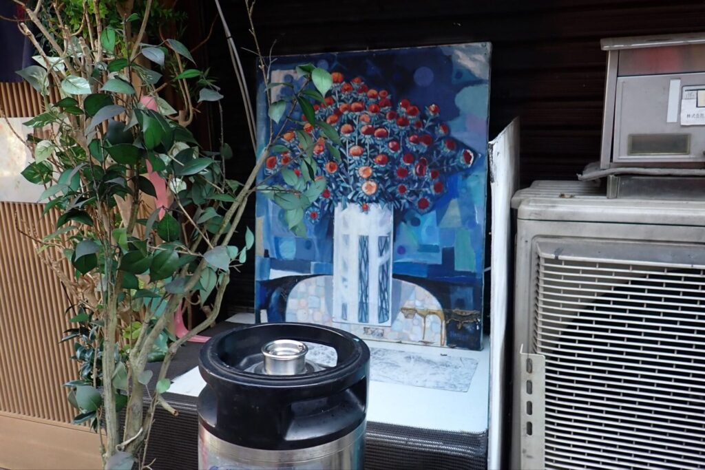 室外機に置かれた絵画
