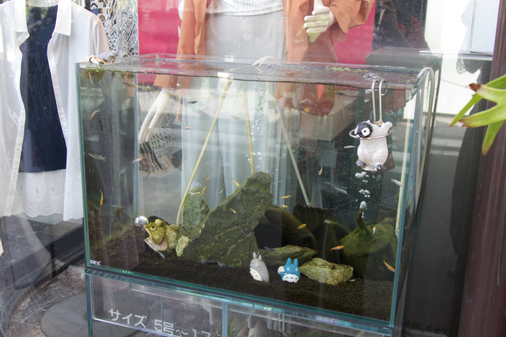 水槽の中にはトトロやペンギンの置物が
