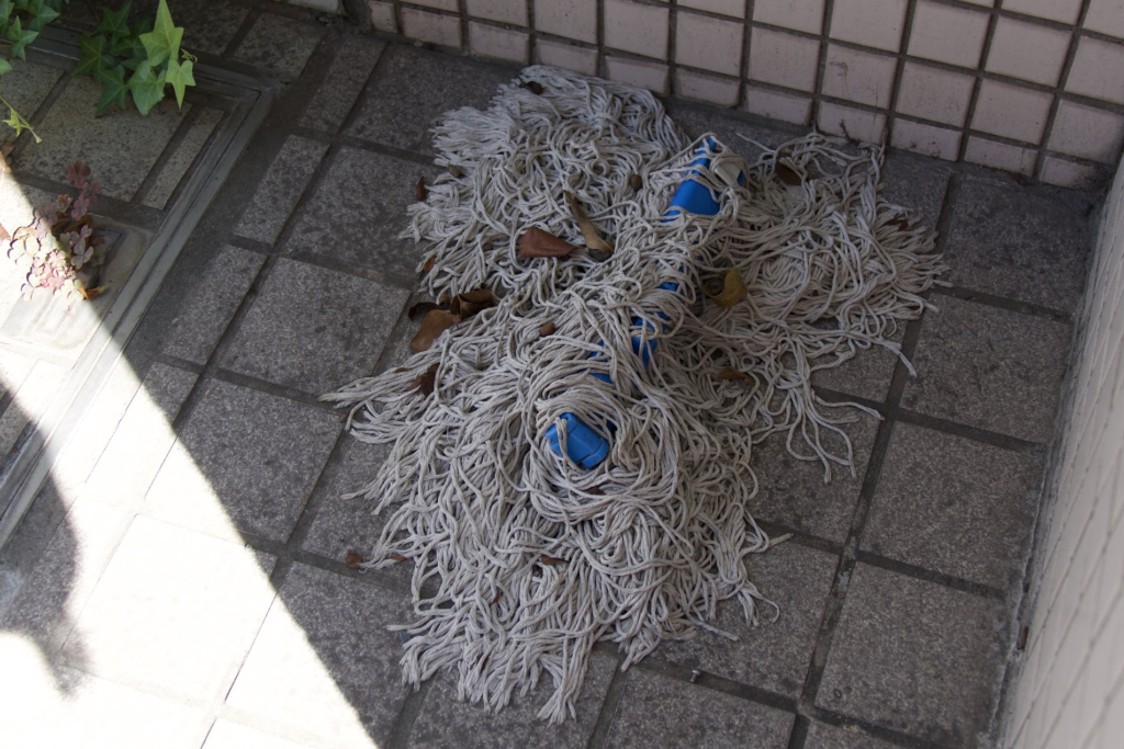 道端に落ちているモップの先端部分