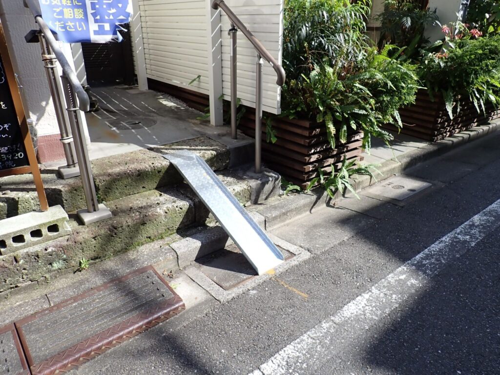 段差にかけられた自転車用のスロープ