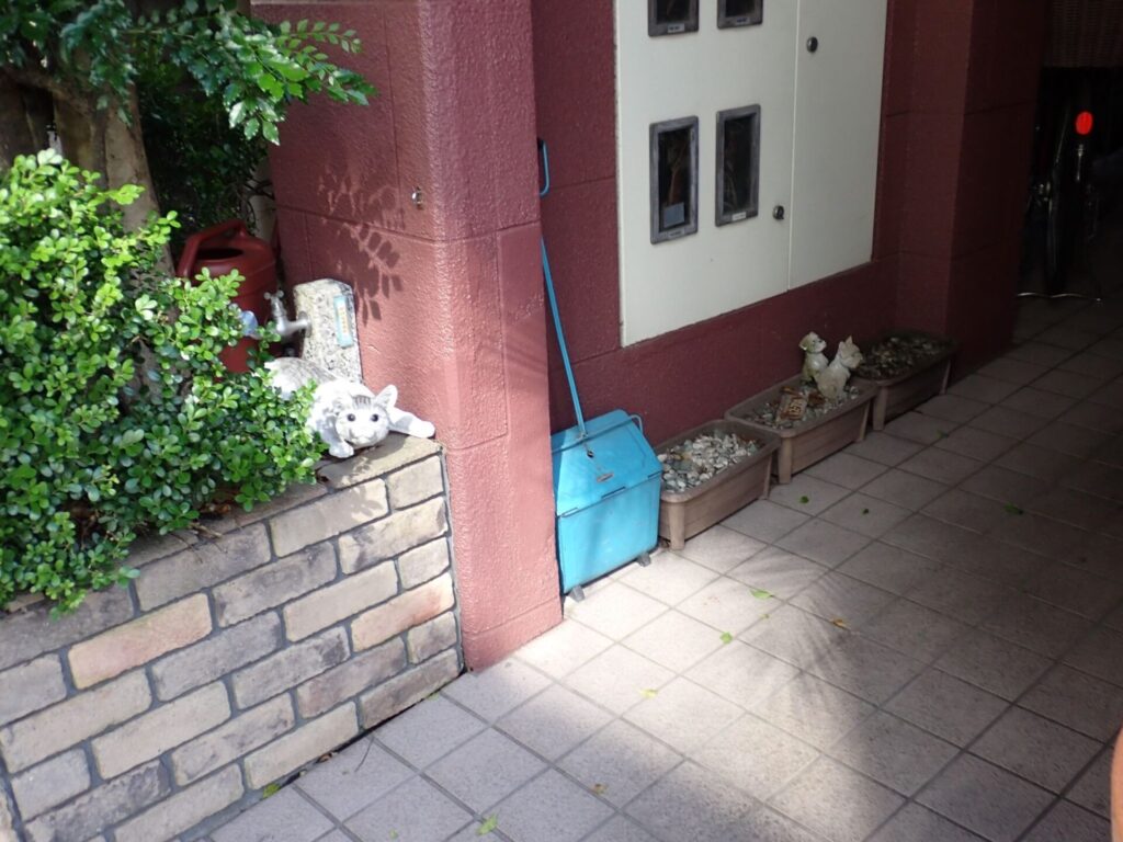 玄関に設置された猫の置物