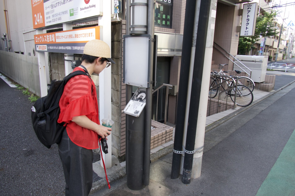案内板を見る村田