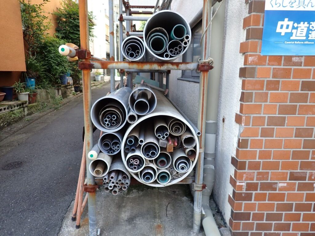 パイプが重ねられている