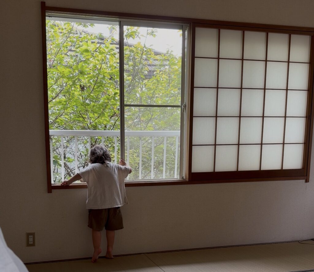窓を開けるお子さんの様子