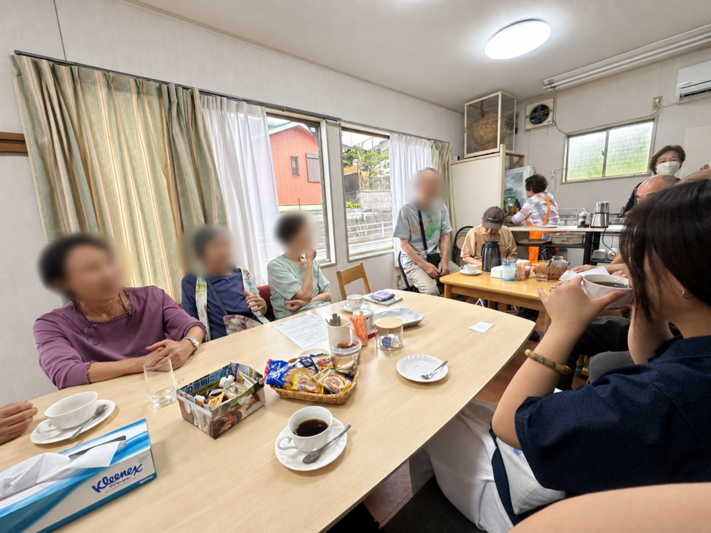 集会所にあつまるご近所さんたちの様子
